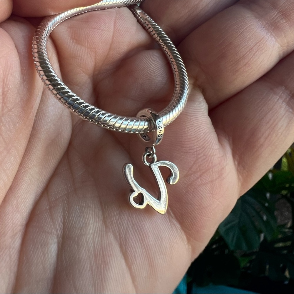 Letter V Charm - Picture 4 of 9
